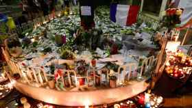 Flores, velas, banderas y textos en memoria de las víctimas de la barbarie de Niza.