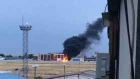 Imagen del fuego producido al estrellarse la avioneta en Cuatro Vientos, Madrid.