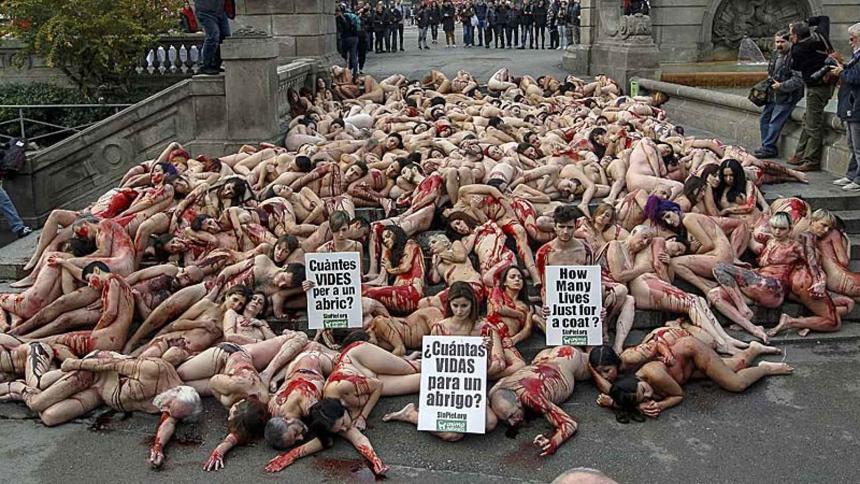 Animalistas desnudos protestan en Barcelona contra el uso de pieles para confeccionar abrigos