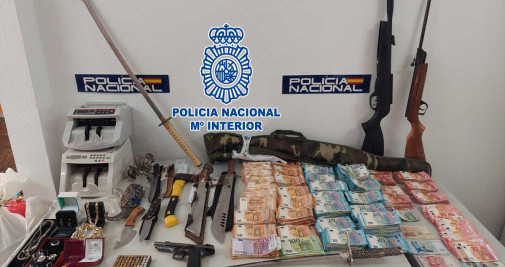 Armas y dinero incautados a los detenidos / CNP