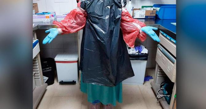 Imagen de una sanitaria del Hospital de Martorell con bolsas de basura como material de protección individual / @Miqueldelstrons