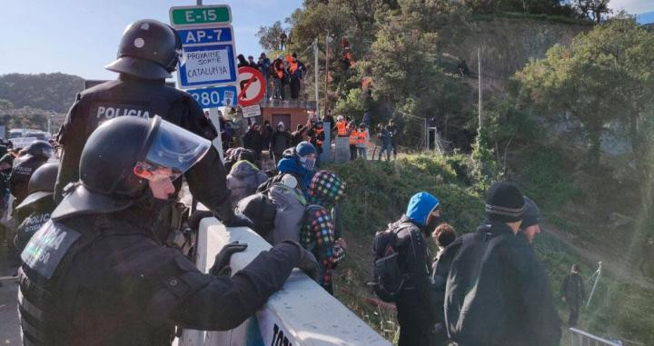 Policías franceses desalojan a los manifestantes de La Jonquera / EUROPA PRESS