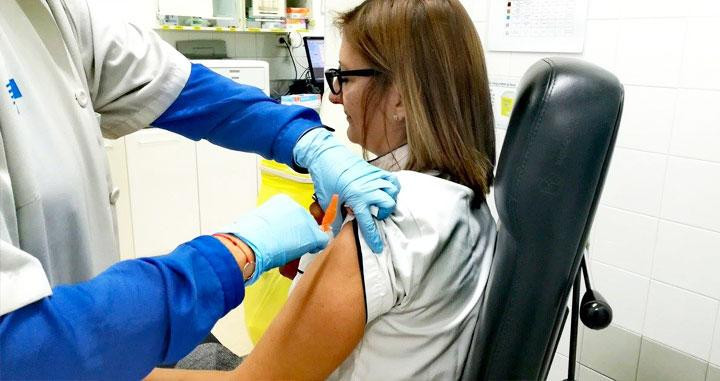 Imagen de una sanitaria administrando una vacuna a una paciente / ICS