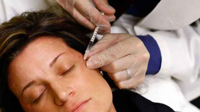 Una mujer se somete a un tratamiento de medicina estética / EUROPA PRESS