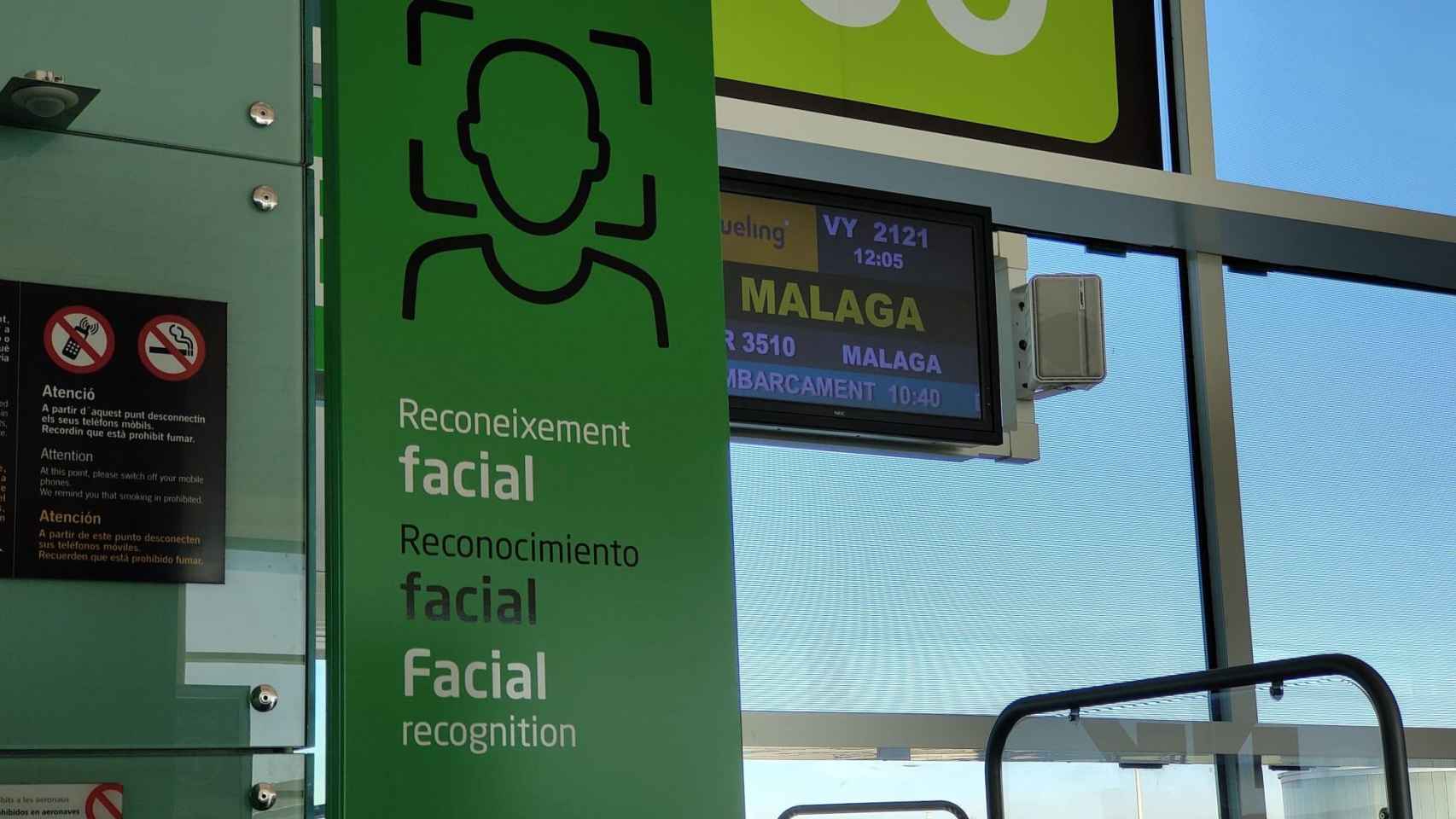 La puerta de embarque al vuelo de Vueling de Barcelona a Málaga para acceder mediante reconocimiento facial / CM
