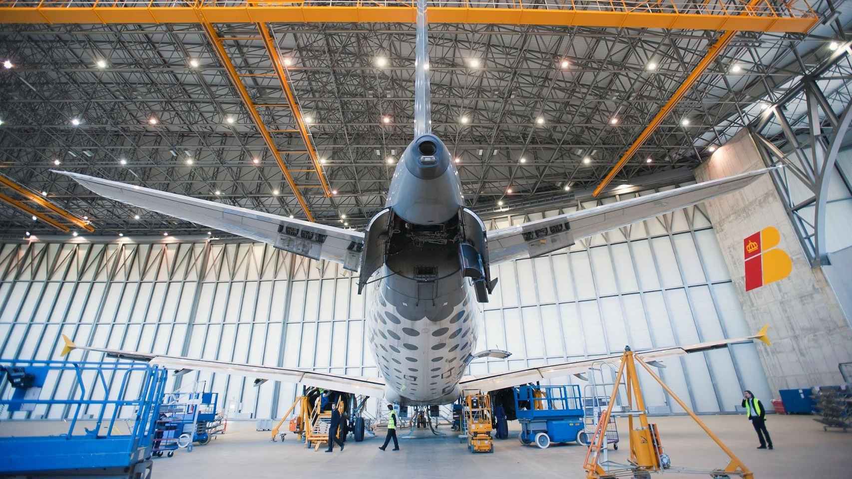 Hangar de Iberia que utilizará Vueling para el mantenimiento mayor de aviones en el aeropuerto de El Prat / IBERIA