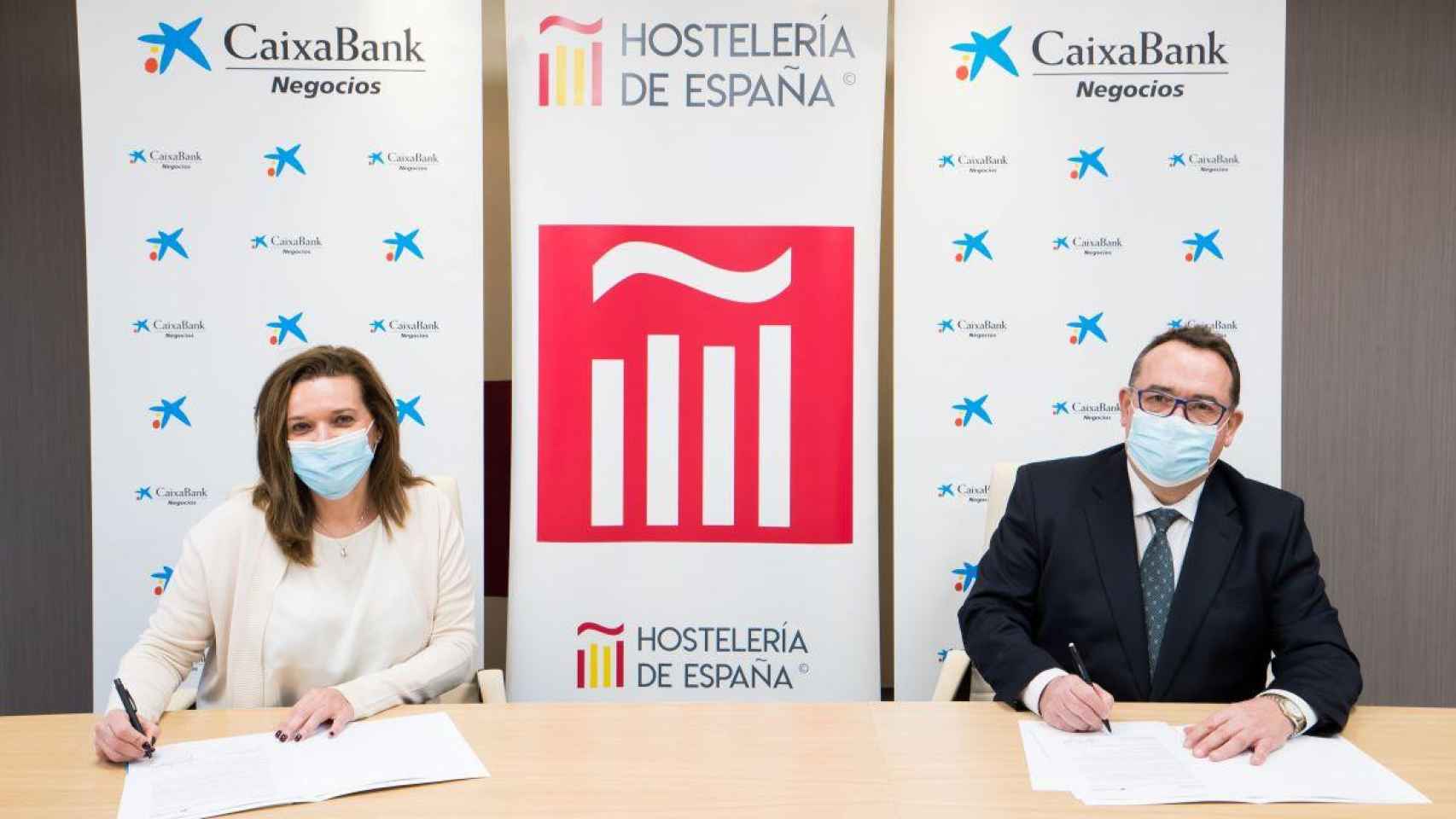 Ana Díez Fontana, directora ejecutiva de Negocios y Emprendedores de Caixabank, y Jose Luís Yzuel, presidente de Hostelería de España  / CAIXABANK