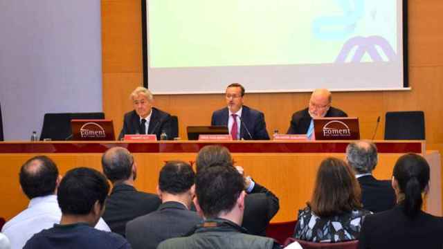 Sergi Puig-Serra (c), presenta las conclusiones de Grant Thornton sobre la información no financiera junto al presidente de la Comisión de Economía de Foment del Treball, Valentí Pich (i), y por el secretario general adjunto, Salvador Guillermo (d) / FdT