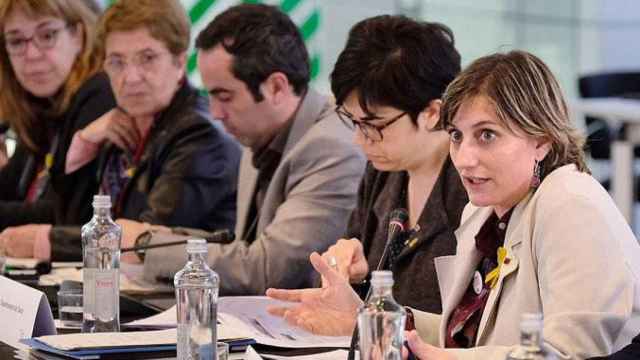 La consejera de Salut, Alba Vergés (d), en un encuentro con representantes del sector de la salud junto a su secretaria general, Laura Pelay (2d) / GENCAT