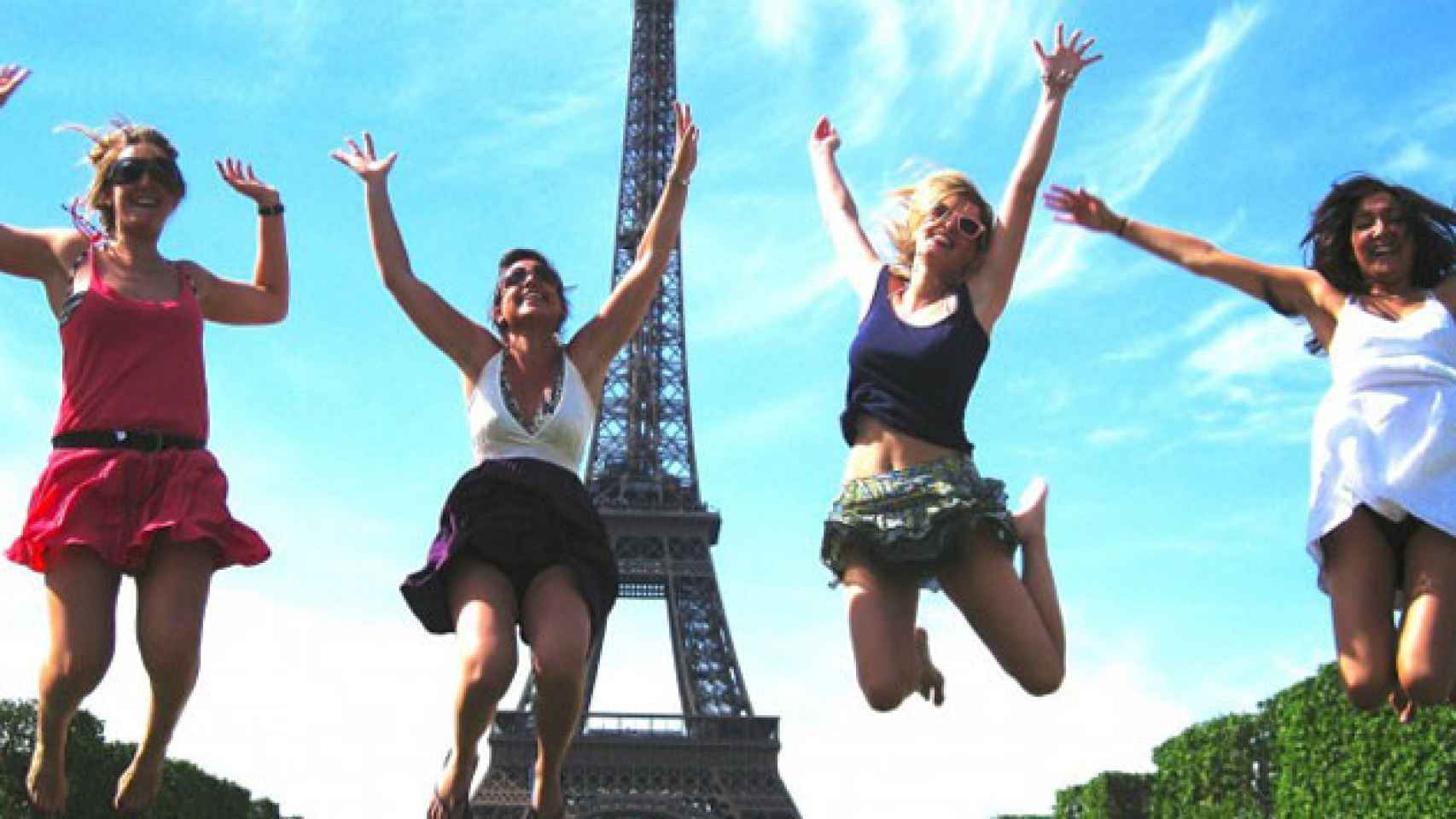Estudiantes Erasmus, ante la Torre Eiffel de París (Francia) / CG
