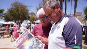 Dos turistas irlandeses leen 'The Sun' en un paseo marítimo de Fuerteventura. La devaluación de la libra 'frena' las reservas hoteleras / EFE