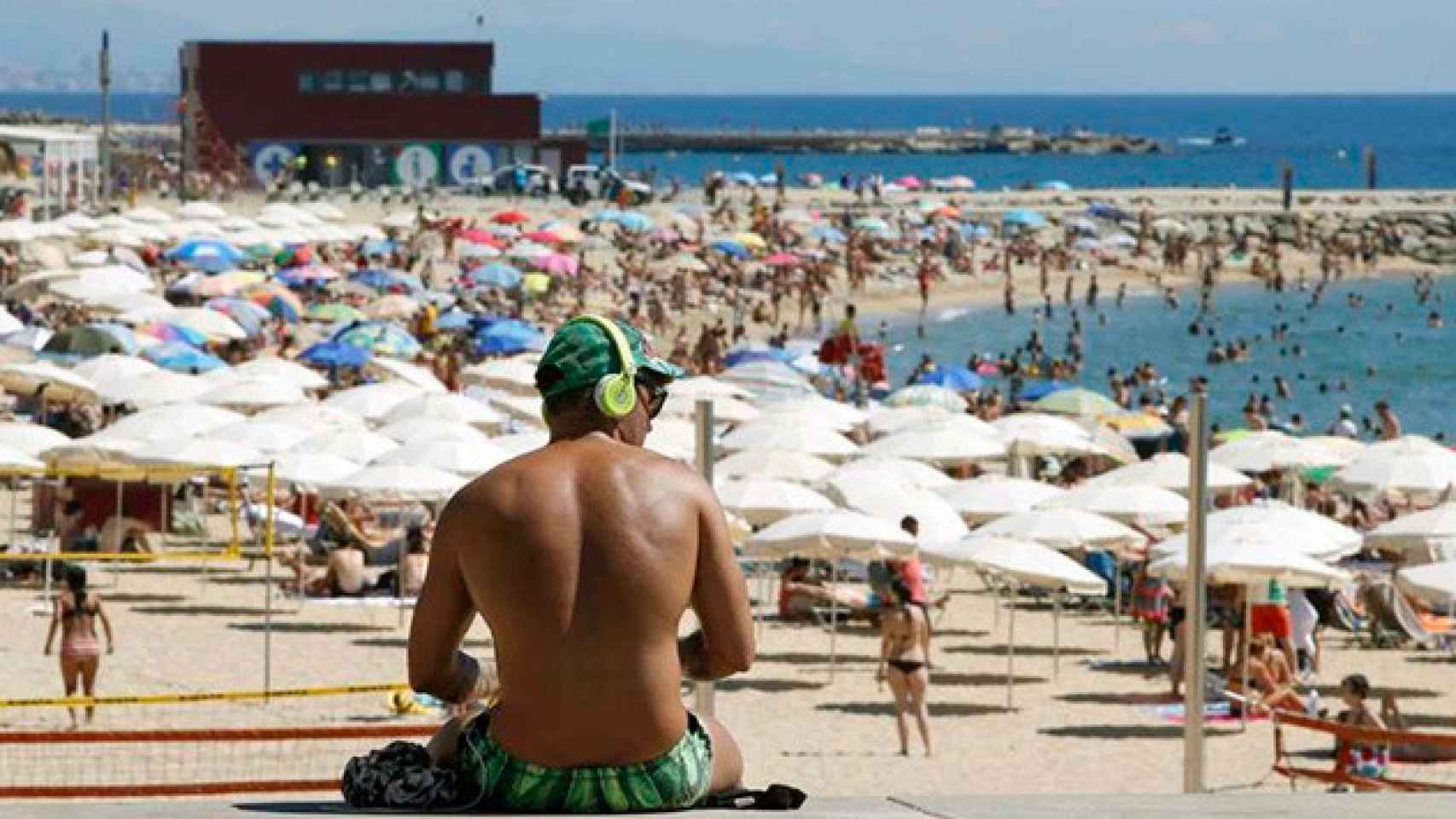 Imagen de la playa de Nova Icària de Barcelona abarrotada de turistas / EFE