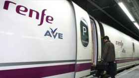 Un pasajero sube a un tren AVE de Renfe en una imagen de archivo / CG