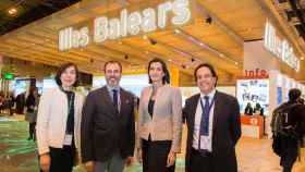 Gabriel Barceló y Mariate Lorenzo, en el centro de la imagen y ante el estand de Baleares en Fitur / EUROPA PRESS