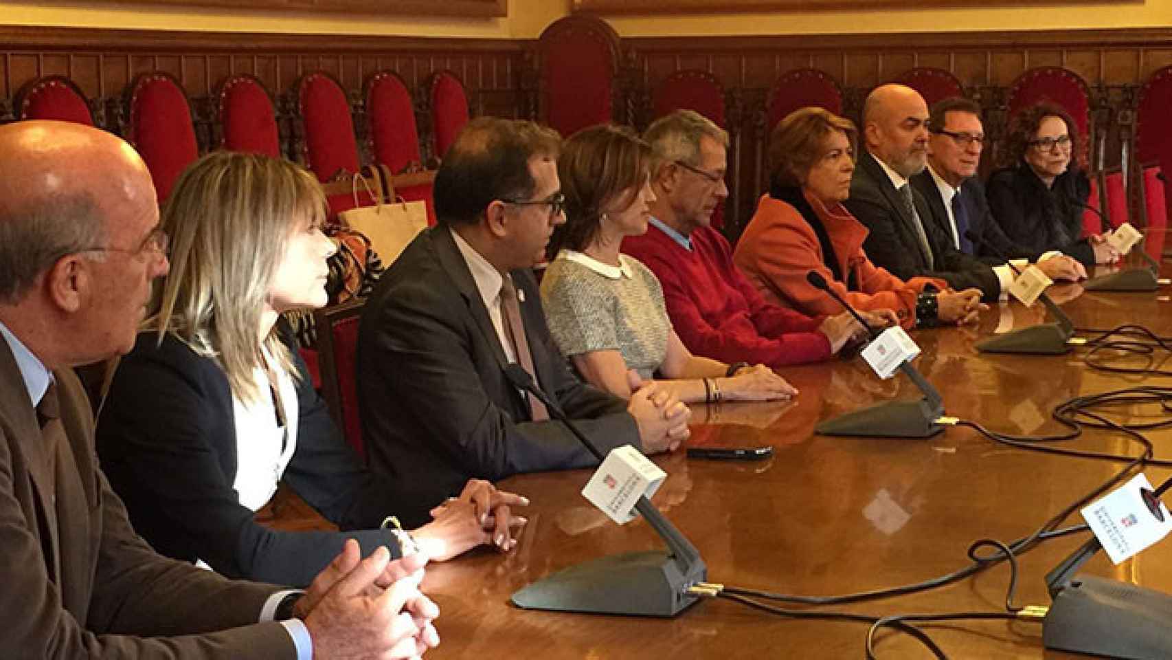 Los principales responsables del Grupo Cofares y de la Universidad de Barcelona, durante la firma del acuerdo de colaboración / CG