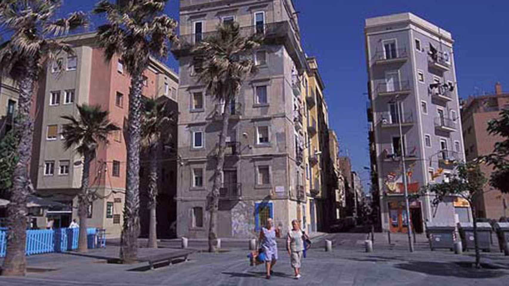 Dos vecinas en el barrio de Barceloneta, donde la presión de la inversión es 83% / CG