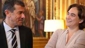 El hasta ahora director general de Fira Barcelona, Agustín Cordón, y la alcaldesa de la capital catalana, Ada Colau