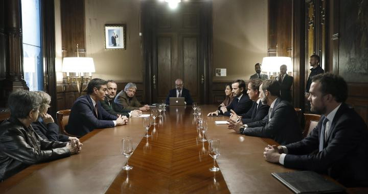 El presidente del Gobierno, Pedro Sánchez, junto a los representantes de Barcelona Global / EFE