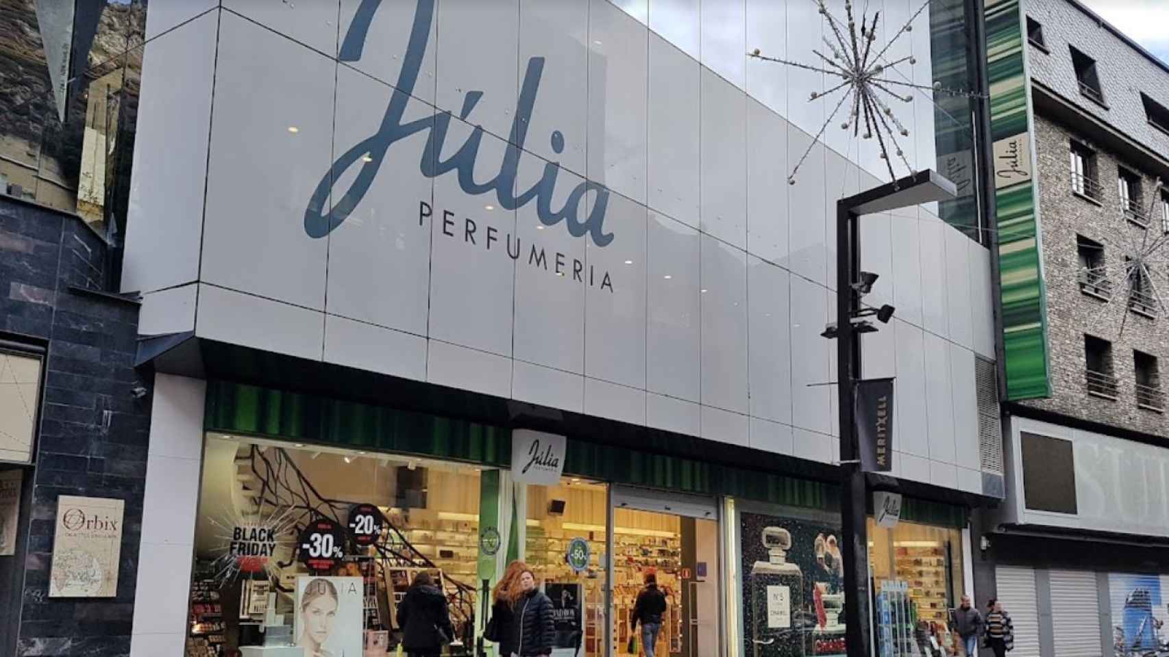 Die Parfümeure Júlia erklärten, sie sei vor einem Jahr verstorben