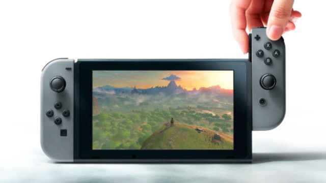 La consola Switch, de Nintendo, con sus mandos añadidos a cada lado / NINTENDO