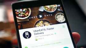 Un usuario descarga la aplicación de UberEats en su teléfono / UBEREATS