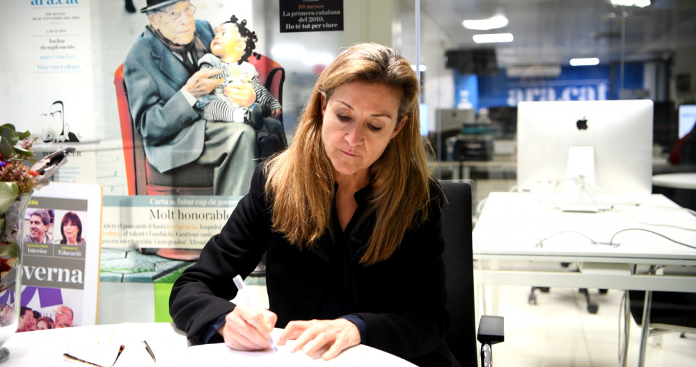 Esther Vera, directora del diario 'Ara' toma notas en su despacho / LENA PRIETO