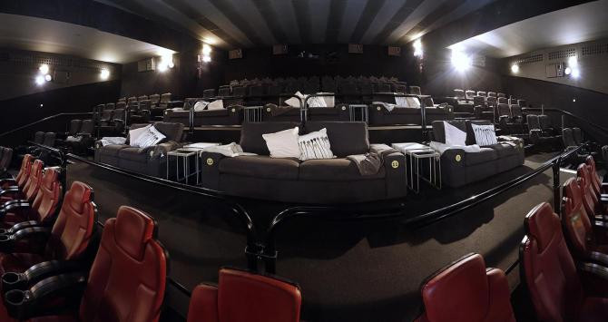 Los sofás sustituyen las camas en el cine