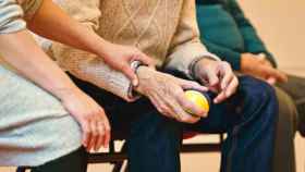 Una persona con Alzhéimer acompañada de personal sanitario / PEXELS