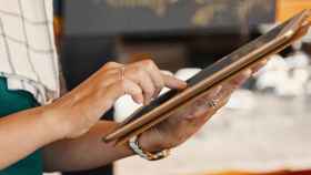 Una camarera toma nota con un dispositivo móvil, la digitalización en un restaurante / FREEPIK