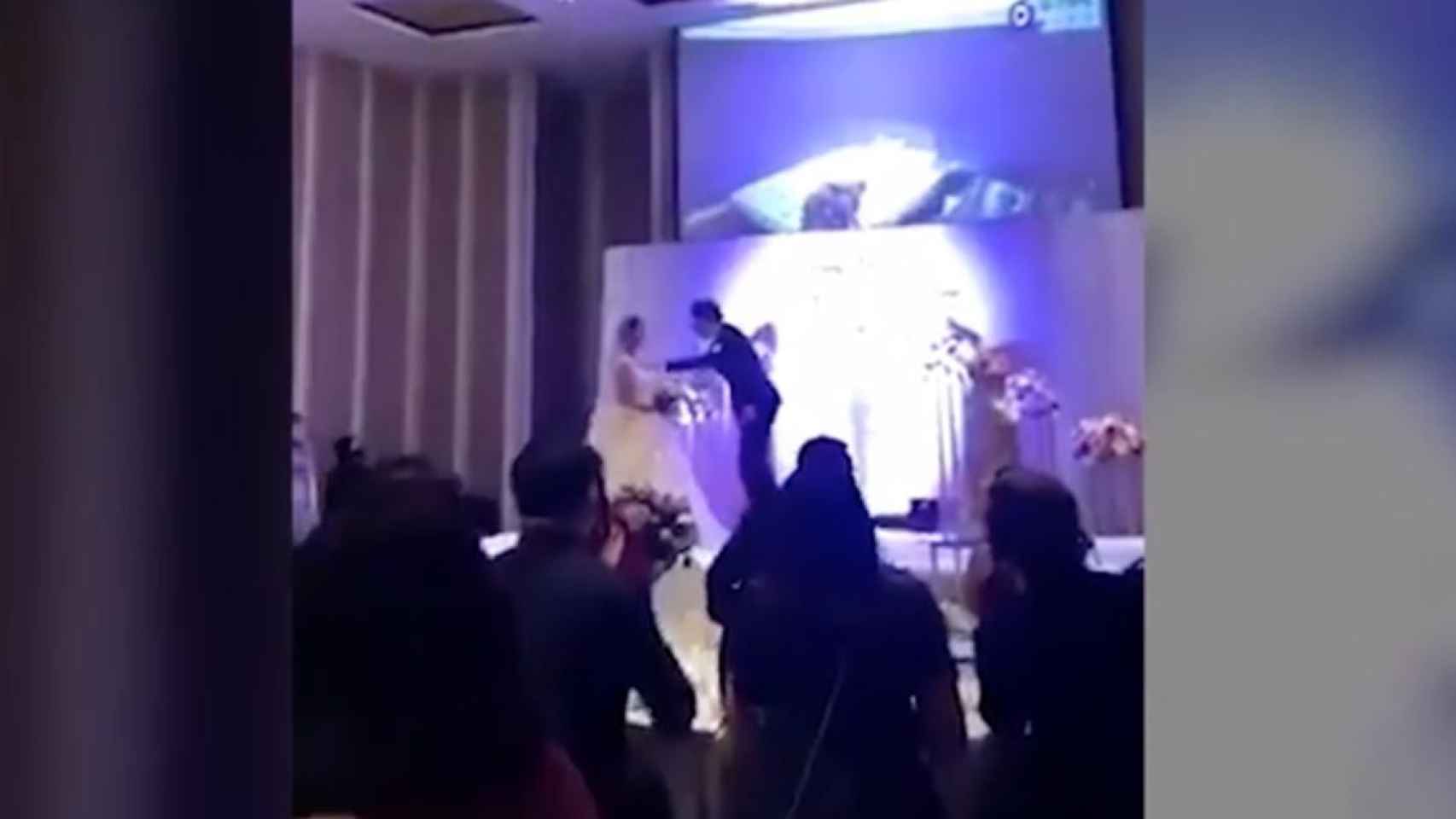 Un fotograma de la boda china en la que el novio emite un vídeo sexual de la novia con su cuñado
