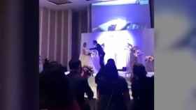 Un fotograma de la boda china en la que el novio emite un vídeo sexual de la novia con su cuñado