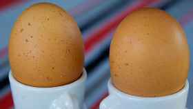 Dos huevos duros como metáfora de los testículos y el escroto