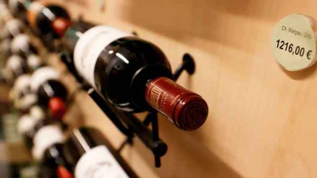 Imagen de botellas de vino en un estante / EFE