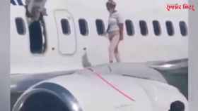 Una mujer pasea por el ala de un avión / TWITTER