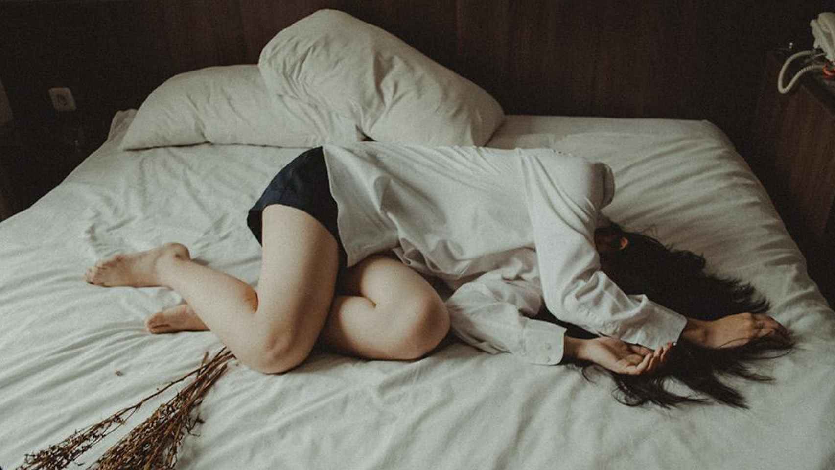 Una mujer que duerme más de diez horas de forma continuada en su cama / UNSPLASH