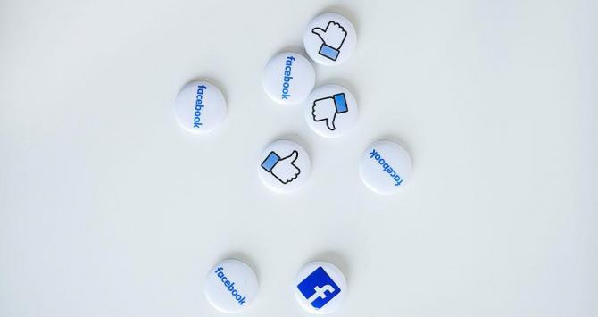 Chapas de Facebook con sus 'likes' para redes sociales / UNSPLASH