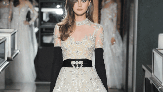 Una modelo luce un vestido de la diseñadora Reem Acra