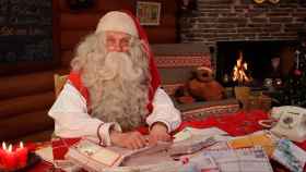 Papá Noel, muy atareado en su casa /SANTACLAUSVILLAGE