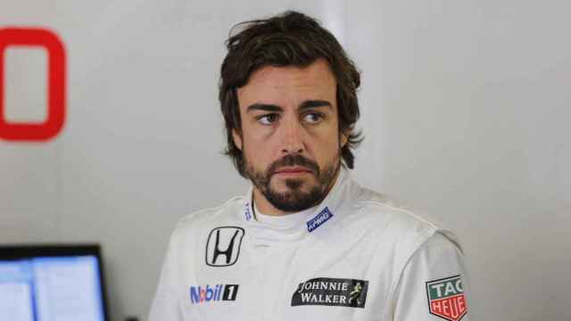 Fernando Alonso se marcha a jugar al pádel tras la avería de su monoplaza