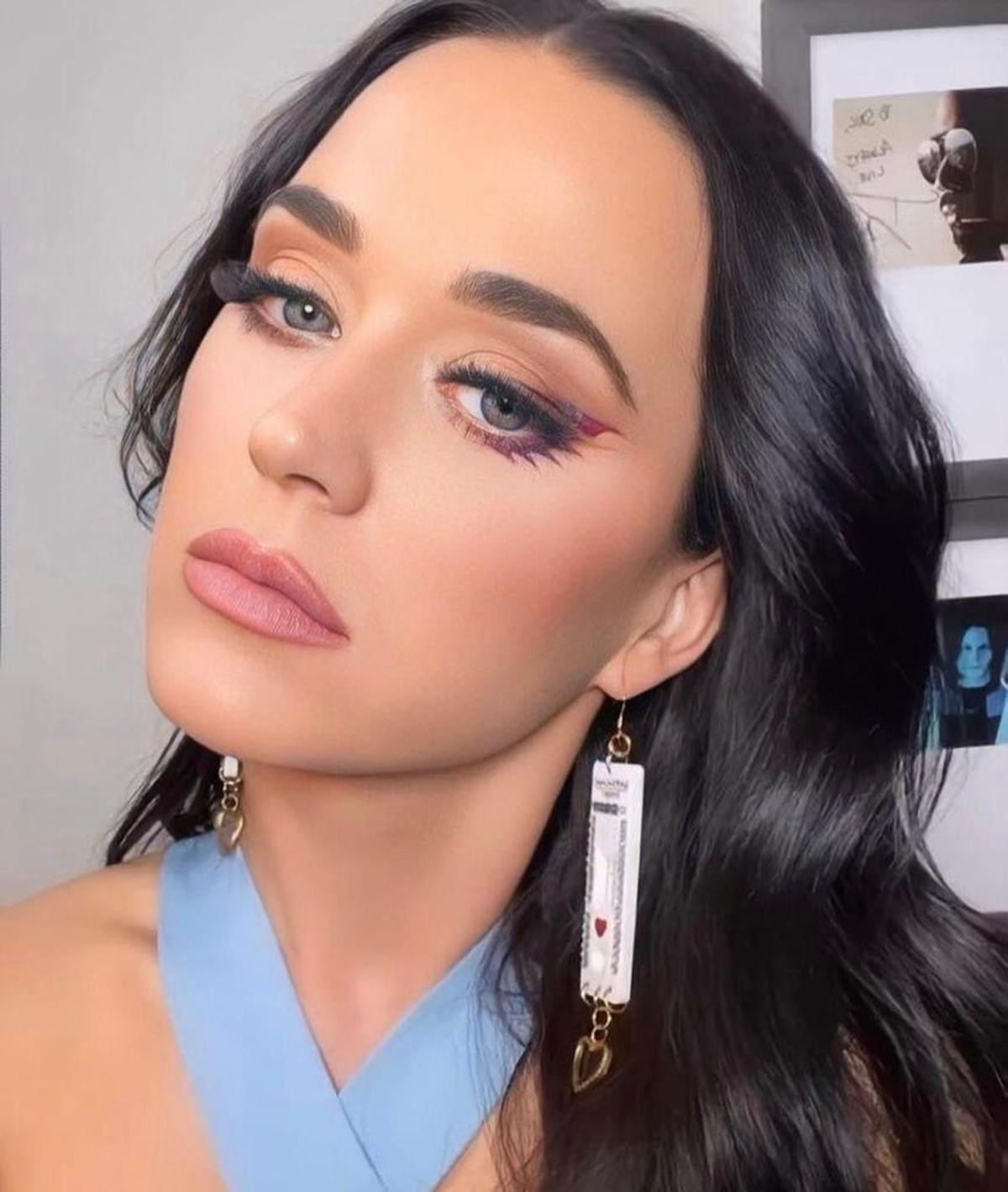 Katy Perry con los pendientes de antígenos
