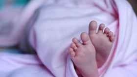 Pies de un bebé prematuro, como el que ha muerto en la morgue de un hospital / PIXABAY