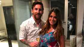 Antonella Roccuzzo y Leo Messi en una fiesta