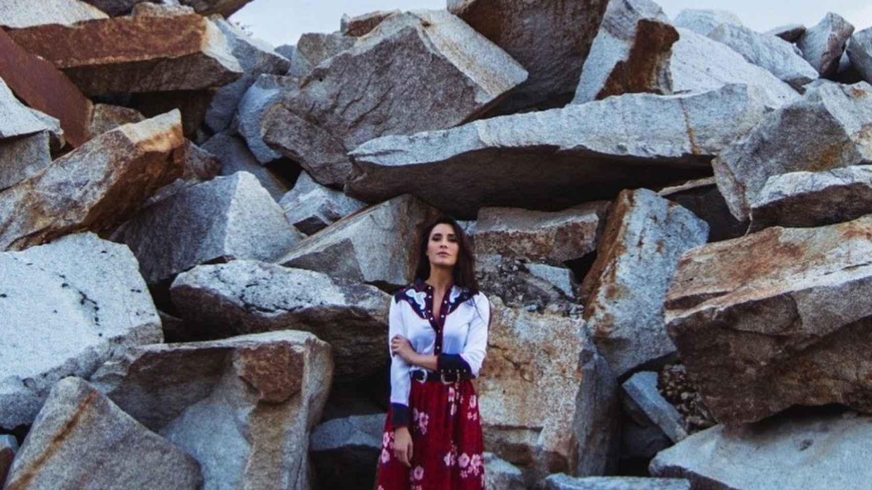 Pilar Rubio entre las rocas 2