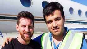 Messi con un operario en el aeropuerto de Rosario / TWITTER