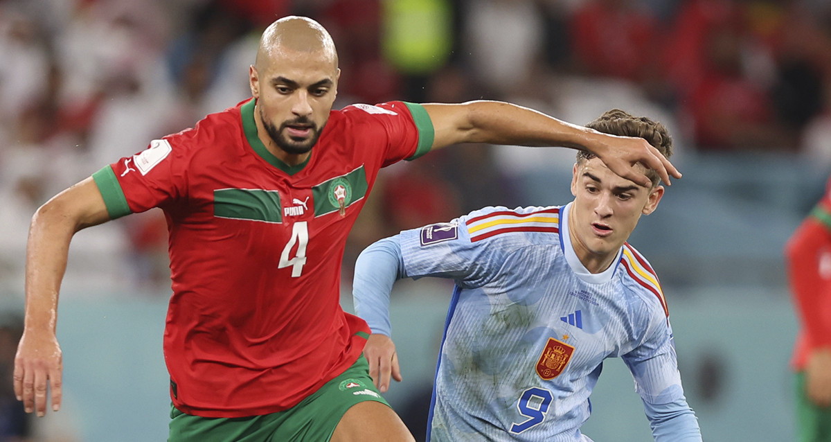 Amrabat, disputando el balón contra Gavi, durante el España Marruecos / EFE
