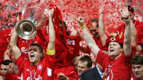 Los jugadores del Liverpool, con Gerrard como estrella, celebran la Champions de 2005 / EFE