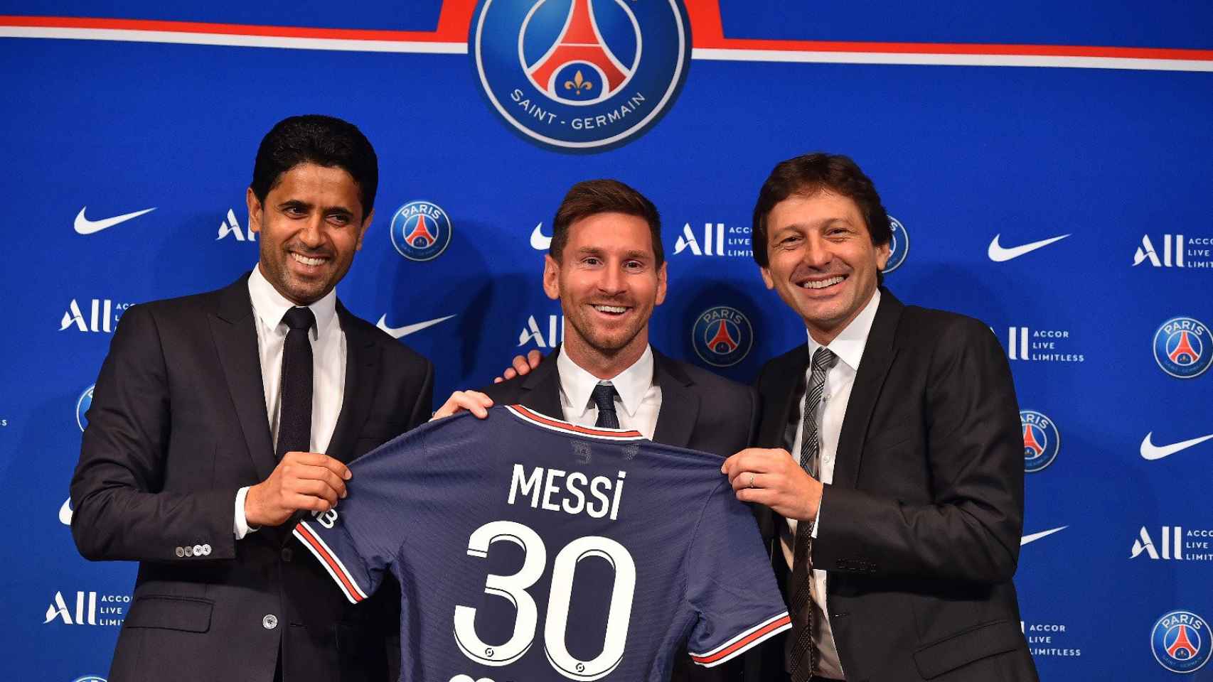 Messi, sonriente, junto a Al-Khelaifi y Leonardo / PSG