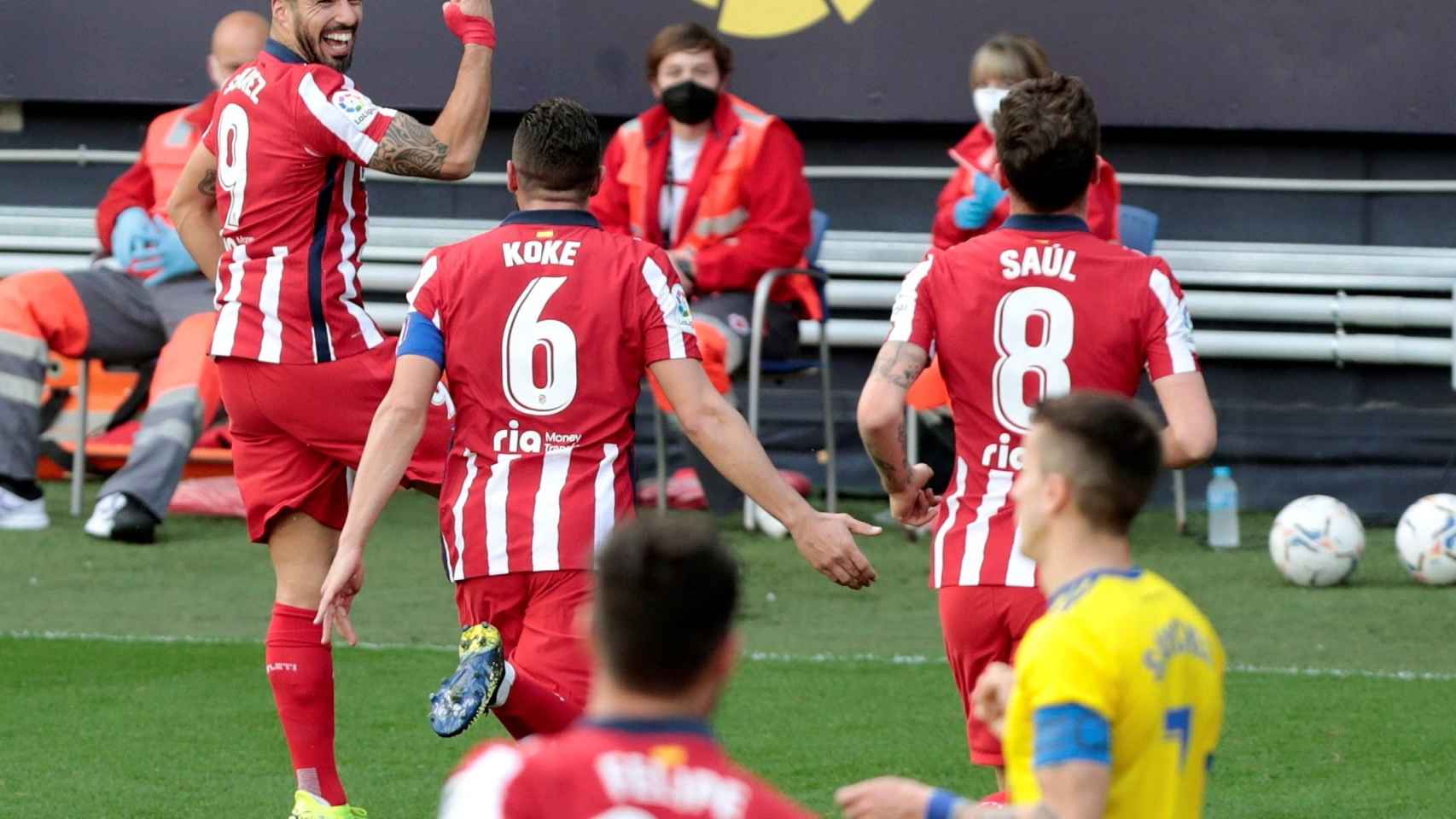 Luis Suárez celebrando el gol con los compañeros del Atlético de Madrid / EFE