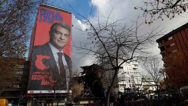 Joan Laporta al lado del Santiago Bernabéu / EFE