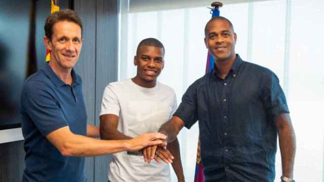 Ramon Planes, Sergio Akieme y Patrick Kluivert en la presentación del lateral / FCB